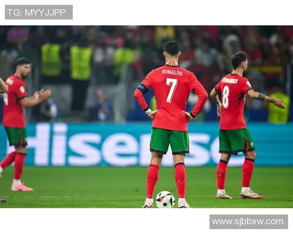 欧冠赛场惊现奇葩瞬间球迷闯入抢夺C罗球衣引热议 欧冠赛场惊现奇葩瞬间球迷闯入抢夺C罗球衣引热议