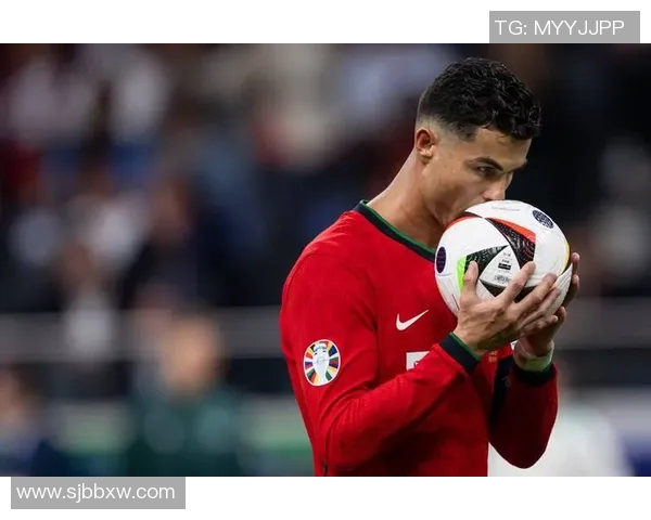 球迷疯狂冲入场内抢夺C罗球衣引发热议的欧冠奇观 球迷疯狂冲入场内抢夺C罗球衣引发热议的欧冠奇观